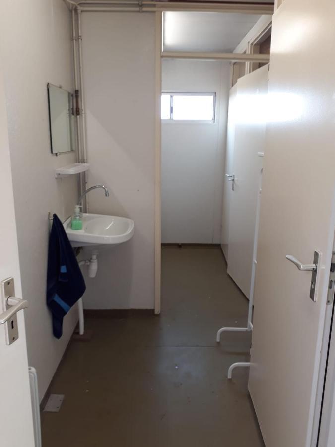 Standaard Tweepersoonskamer met 2 Aparte Bedden - Gedeelde Badkamer