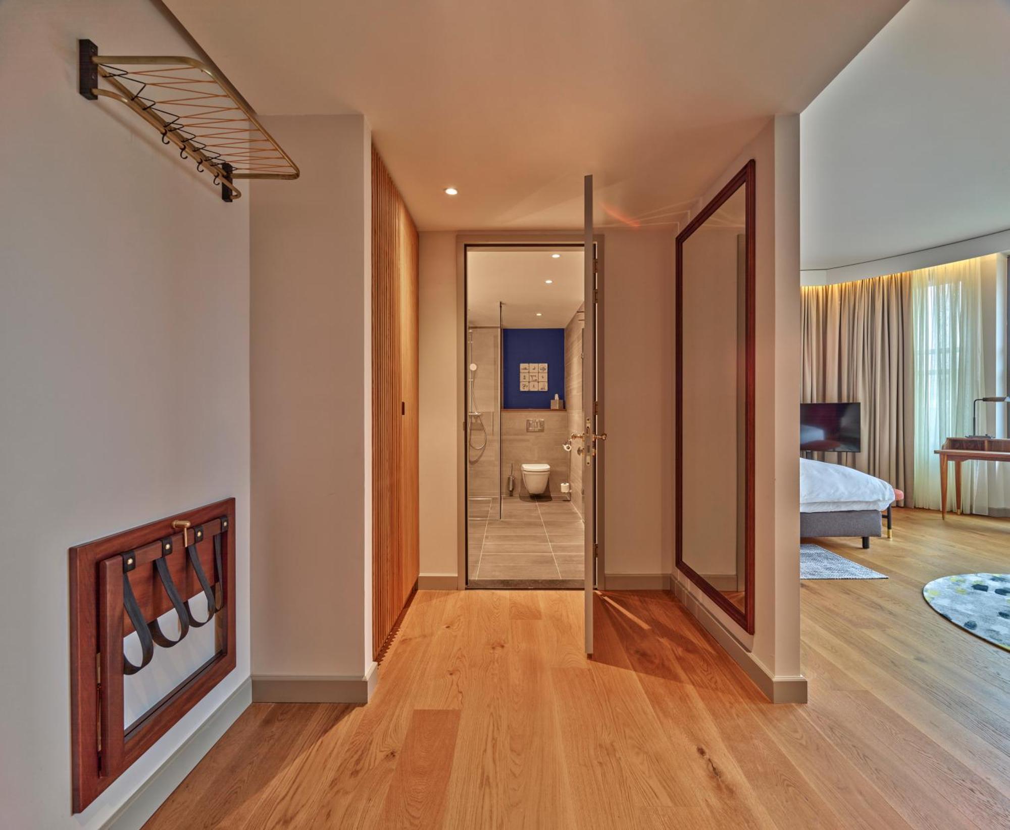 Suite met Kingsize Bed en Uitzicht op de Kneuterdijk