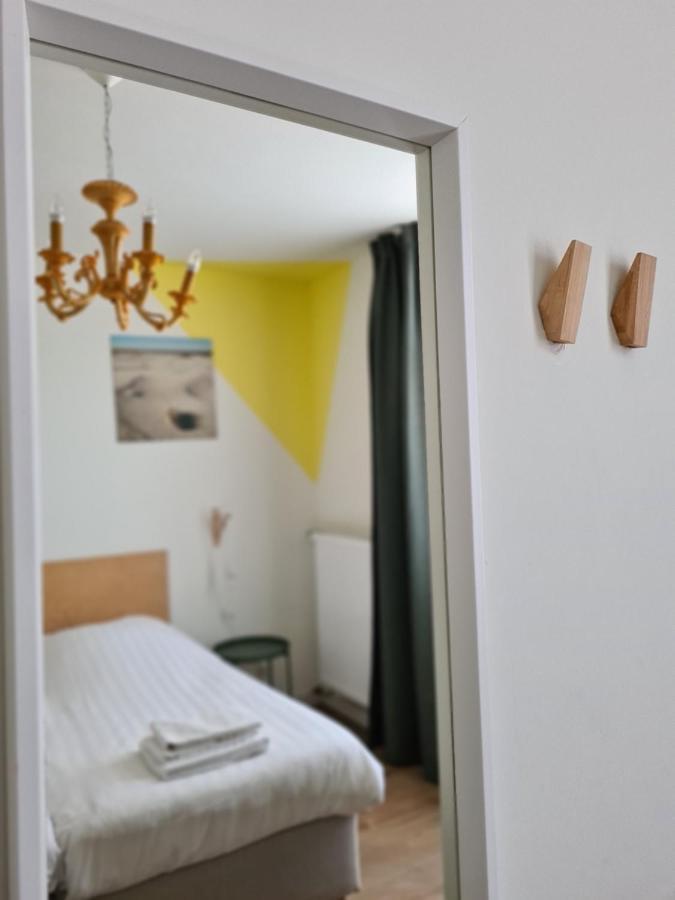 Tweepersoonskamer met 2 Aparte Bedden met Eigen Douche en een Gedeeld Toilet