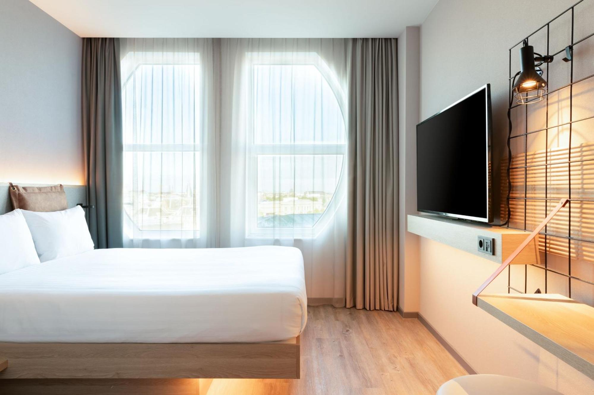 Zimmer Moxy mit Queensize-Bett und Stadtblick