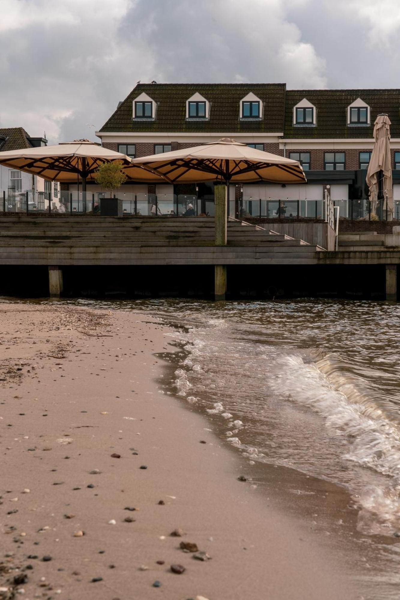 Tweepersoonskamer met 2 Aparte Bedden en Uitzicht op het Meer