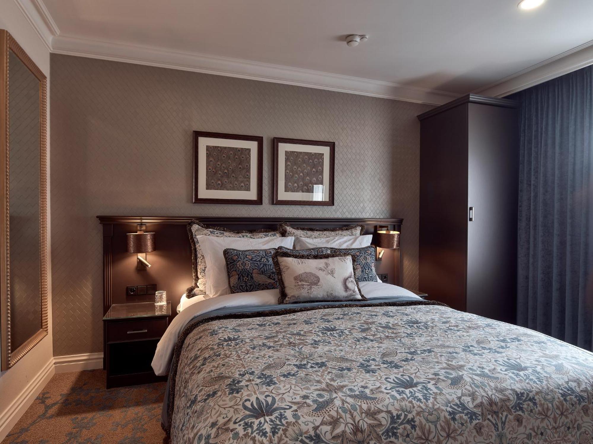 Small Deluxe Queen Room