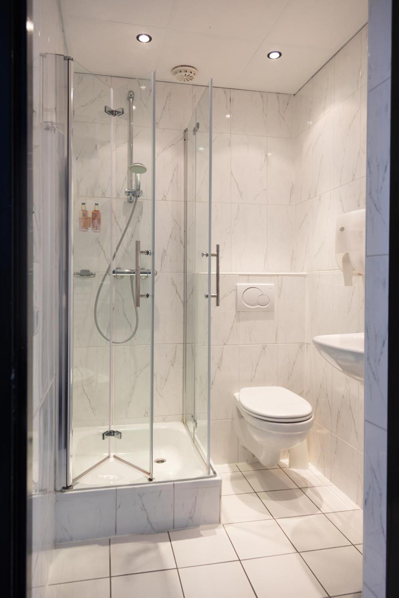 Quarto Econômico com 2 Camas de Solteiro