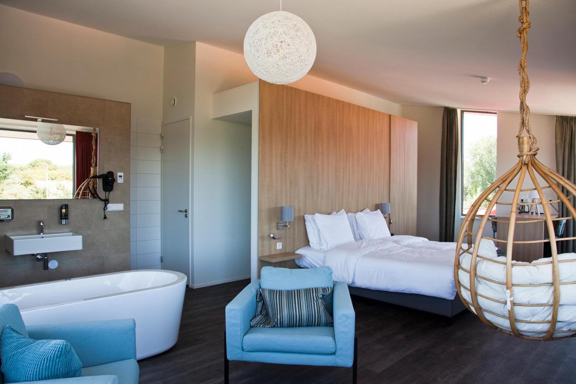 King Suite with Balcony (no pets allowed)