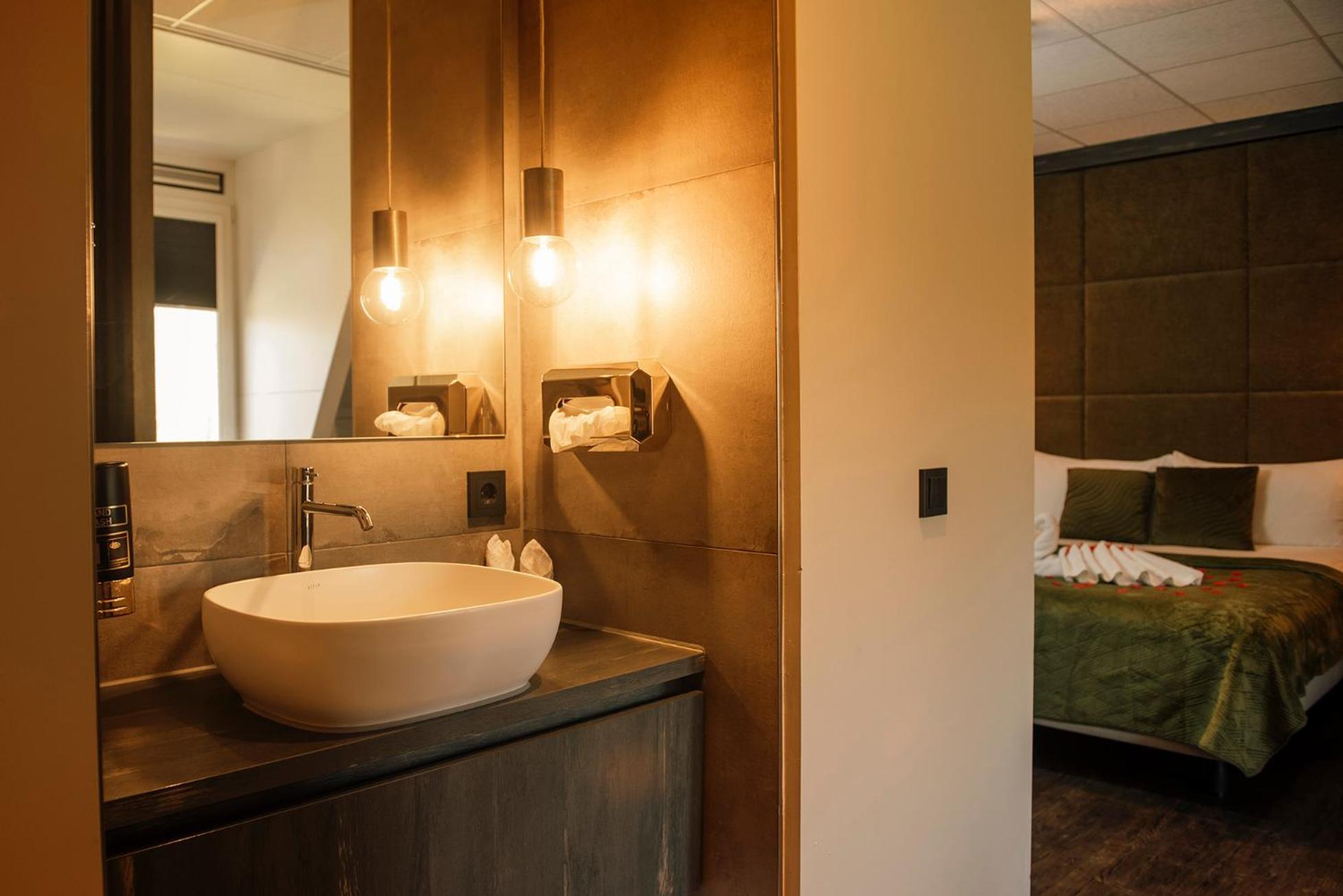Deluxe Suite with Spa Bath