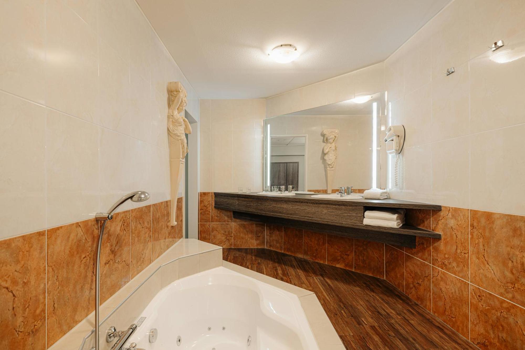 Suite 1 Double Bed Extra Bed possible