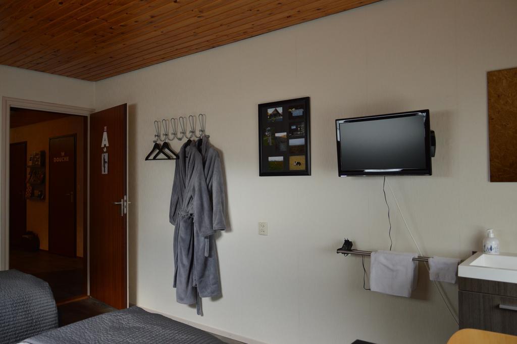 Tweepersoonskamer met 2 Aparte Bedden en Gedeelde Badkamer