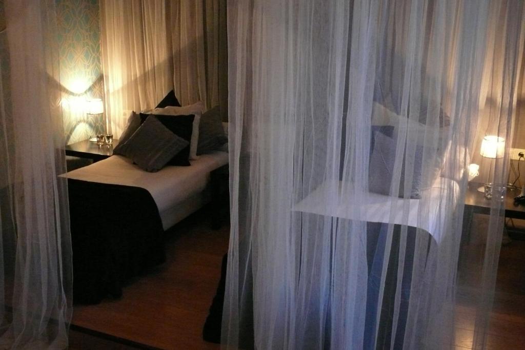 Agadir Twin Room (Private bathroom in hallway)