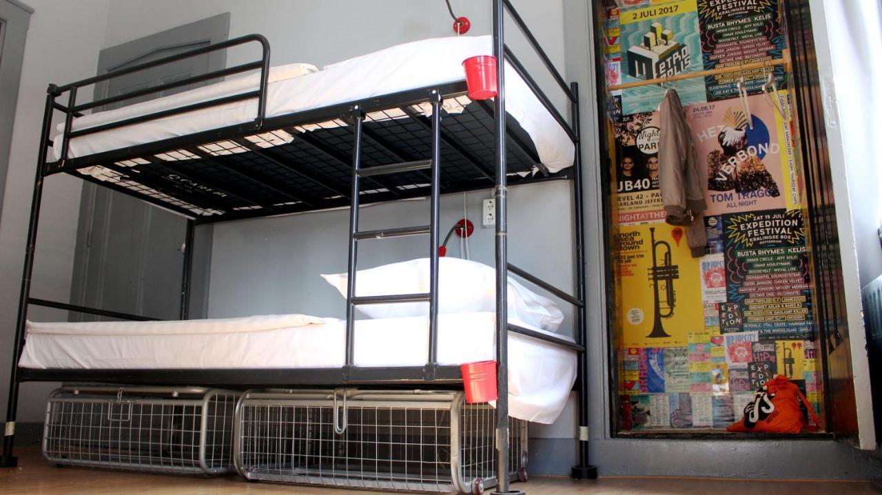 Einzelbett im 6-Bett-Schlafsaal mit Gemeinschaftsbad