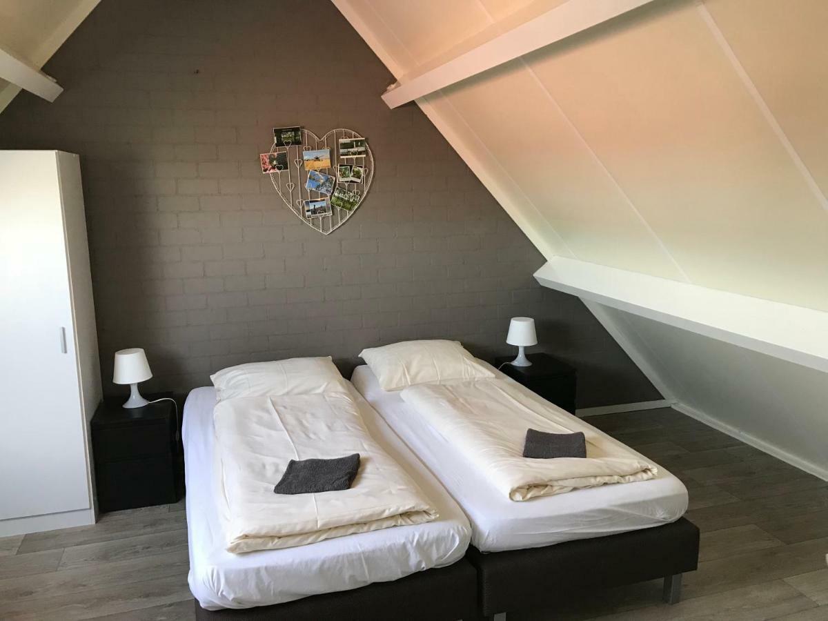 Tweepersoonskamer met 2 Aparte Bedden en Gedeelde Badkamer