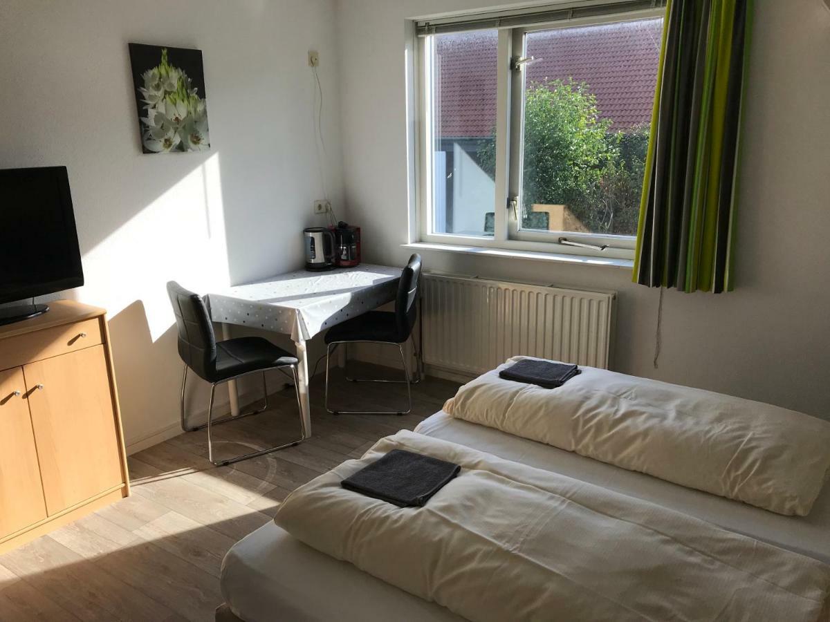 Comfort Tweepersoonskamer met 2 Aparte Bedden en een Gedeelde Badkamer