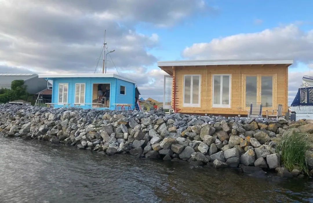 Waterhuisjes op de pier van LauwersmeerPlezier!-1