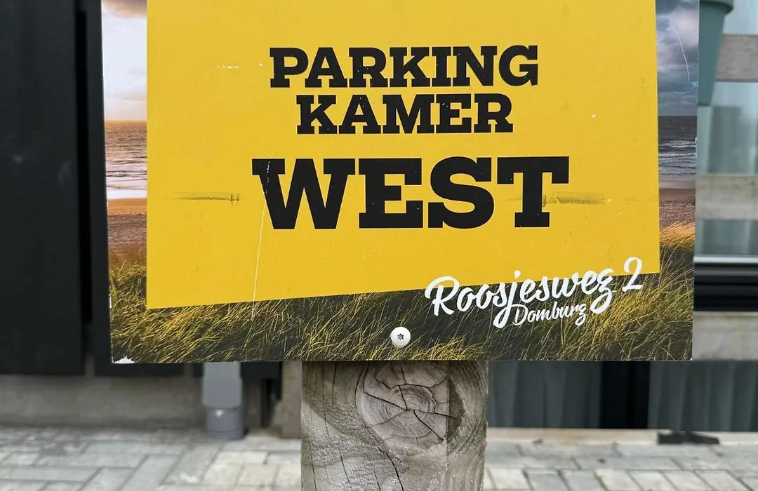 Roosjesweg 2 Luxe studio 400 meter van strand met parkeerplaats-1