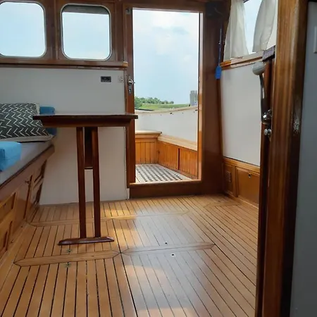 Prive B&B Motorsailer Rataplan-3