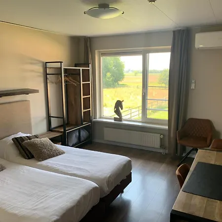 Human&Horse Hotel-3