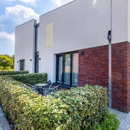 Roosjesweg 2 Luxe studio 400 meter van strand met parkeerplaats-2