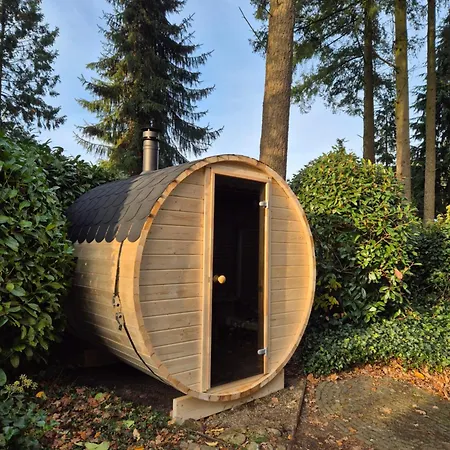 Vakantiehuis met sauna en jacuzzie-3