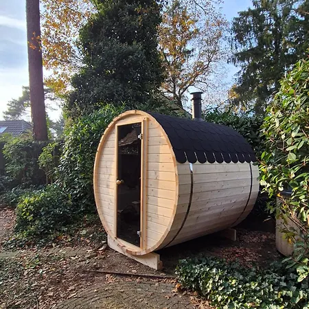 Vakantiehuis met sauna en jacuzzie-2