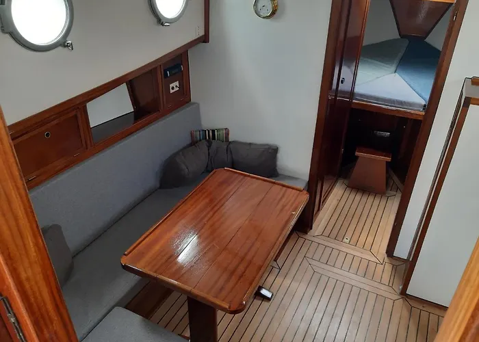 Prive B&B Motorsailer Rataplan Kamperland, Nederland