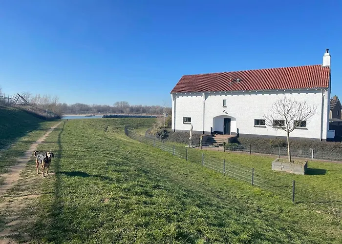 B&B Pompgebouw Aan De Rijn Tolkamer, Netherlands