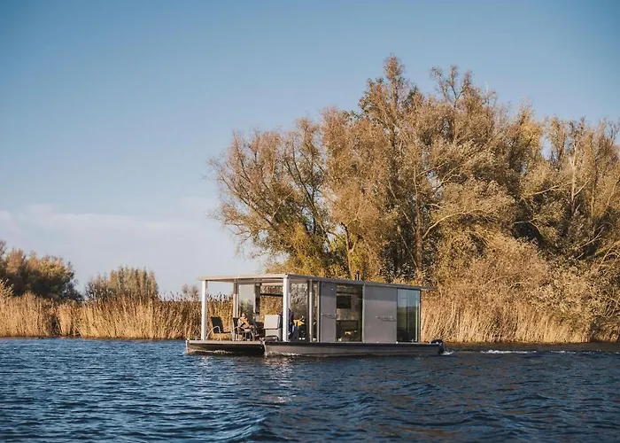 AquaHome - Bijzonder overnachten in de Biesbosch
