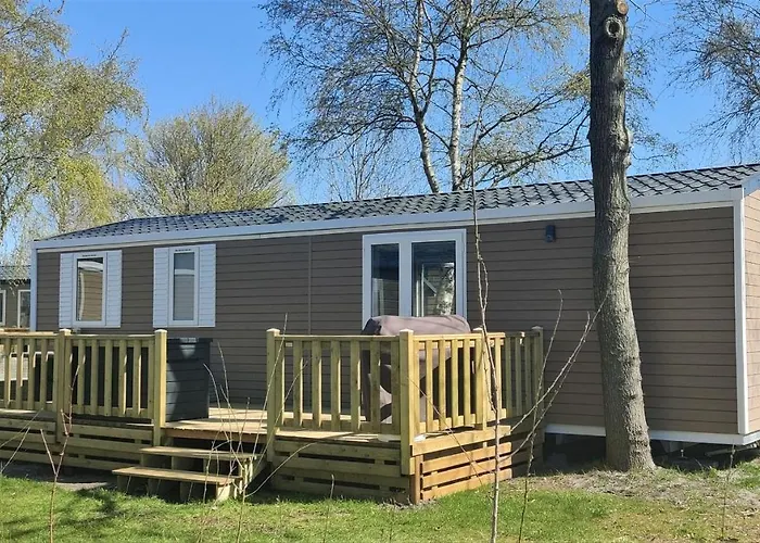 BJ Chalets - De Rug 3 - Vakantiepark Lauwersoog - Luxe chalet MET vaatwasser en inloopkast! Vroege incheck! MET AIRCO!