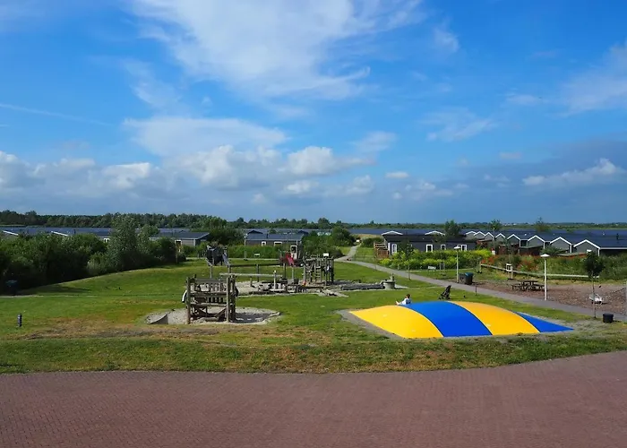 BJ Chalets - De Rug 3 - Vakantiepark Lauwersoog - Luxe chalet MET vaatwasser en inloopkast! Vroege incheck! MET AIRCO!
