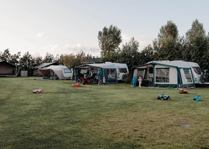 Camping De Tulpenweide lege Kampeerplaats, lege plaats op het gras zonder bed