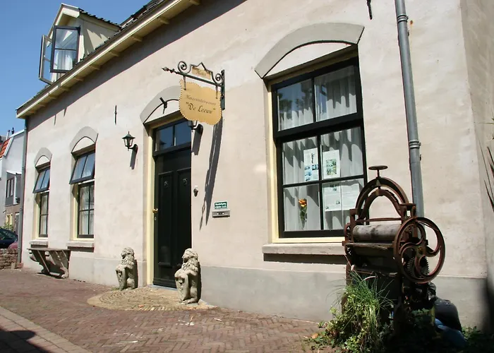 Hotel Hanzestadslogement De Leeuw in het centrum, Snoepwinkel, Hanzemuseum, Koffieschenkerij met Binnenplaats, Kamers met keukentje en Ontbijtservice Deventer, Nederland