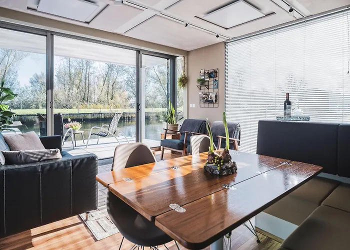 AquaHome - Bijzonder overnachten in de Biesbosch Werkendam, Nederland