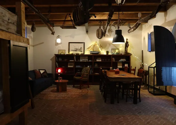 Pekelpakhuis Menheerse Werf Middelharnis, Nederland