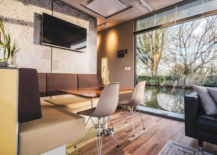 AquaHome - Bijzonder overnachten in de Biesbosch