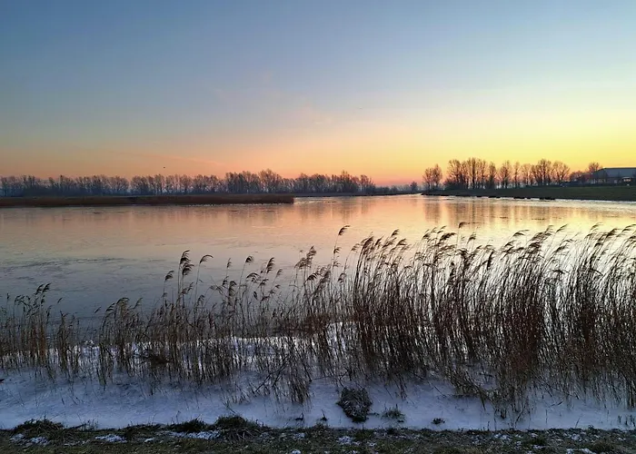 AquaHome - Bijzonder overnachten in de Biesbosch