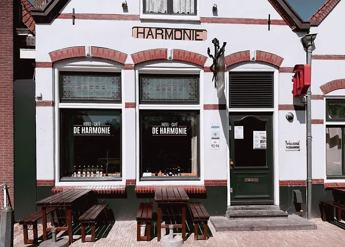 - Cafe De Harmonie