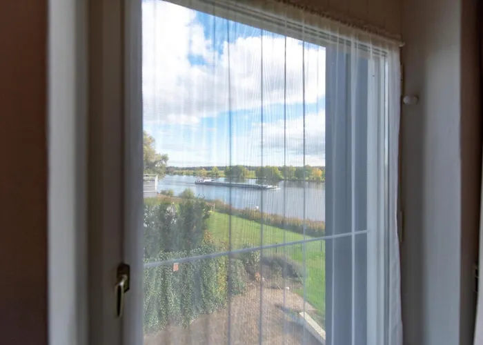 Vakantie aan de Maas Broekhuizen , Nederland